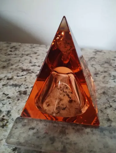 PIRÂMIDE TAQUIÔNICA ENERGÉTICA ÂMBAR 90MM X 120MM