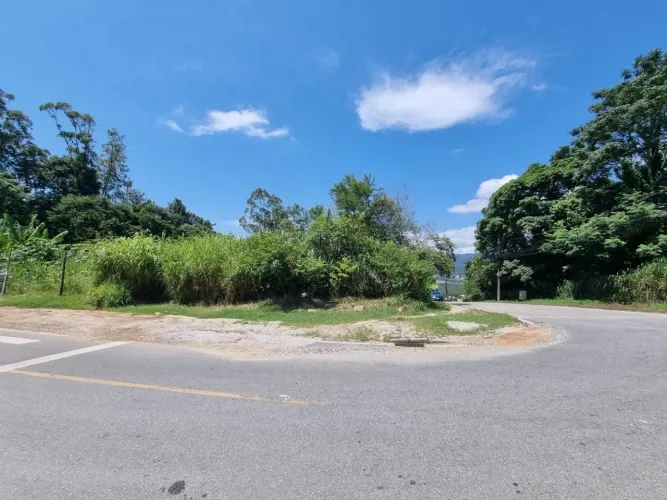 Terreno de 668 m² com Vista Mar à venda no bairro Agronômica, em Florianópolis/SC.