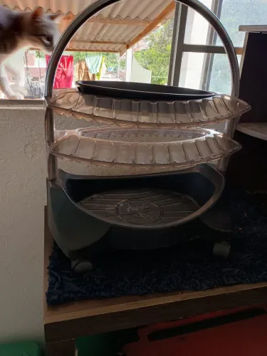 Esmalteiro, preto, bom estado.