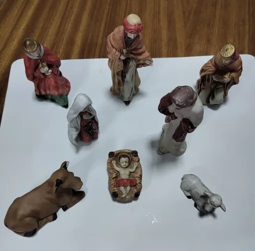 Presépio em porcelana pintado a mão.