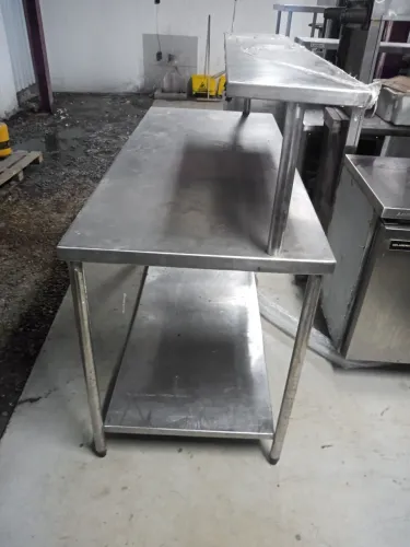 Mesa em Inox 304, com prateleira superior, resistente 