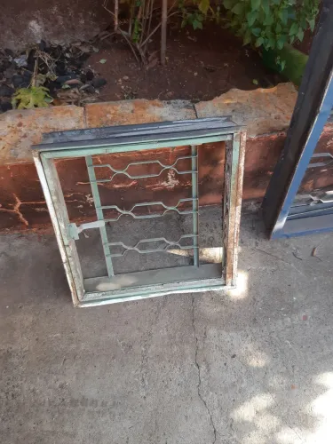 Janela basculante ( vitro)