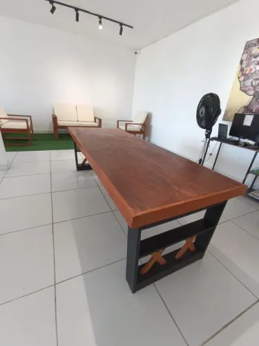 Mesa de madeira maciça