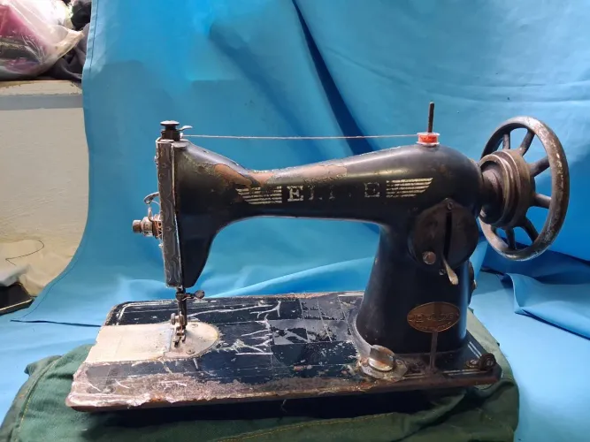 Máquina de Costura Elite (pretinha)