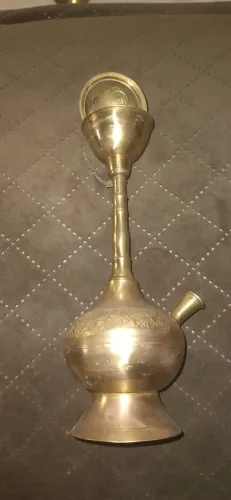 Peça decorativa antiga em metal dourado