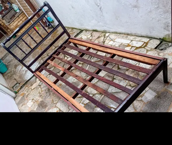 Cama Marquesa de madeira com design clássico com cabeceira 