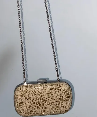 Clutch com Detalhes em Strass prateada