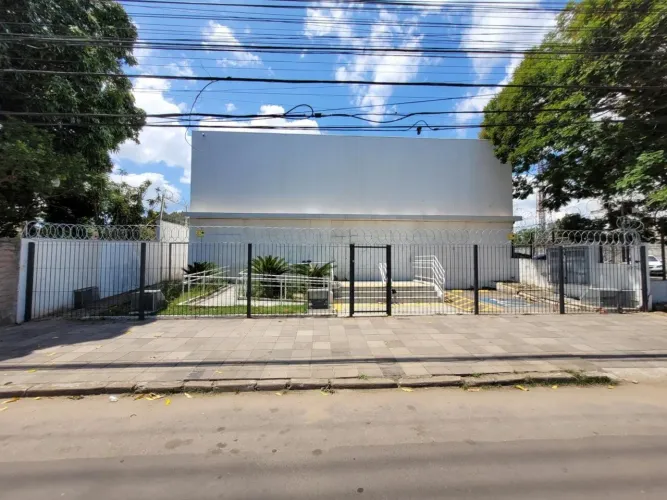 MÁFFER IMÓVEIS ALUGA EXCELENTE LOJA COMERCIAL COM ESTACIONAMENTO  Localizada em rua de gra