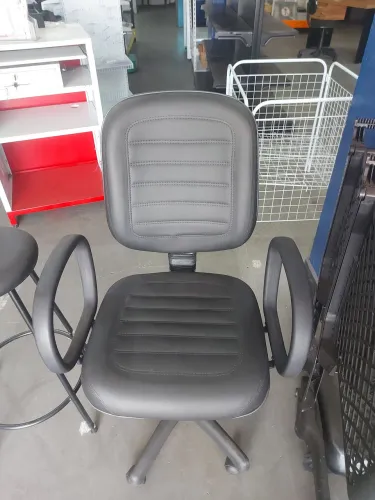 POLTRONA DIRETOR COURO PRETO GOMADA EXCELENTE AVISTA R$ 899.00 ZAP *