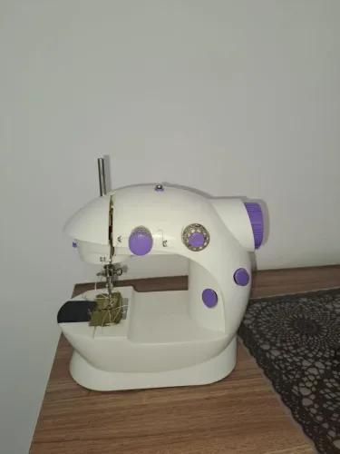 Mini máquina de costura