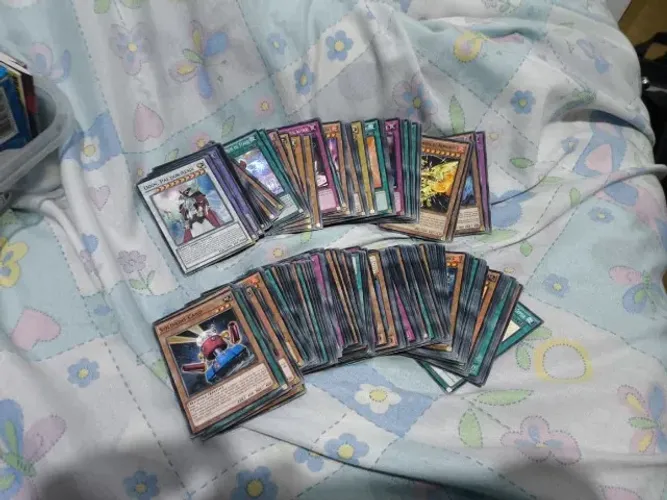 Cartas Yu-Gi-Oh! cerca de 150 cartas com caixas e campos de batalha