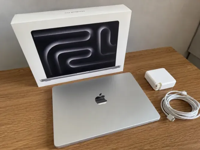 Macbook Pro M3 Pro - 18GB ram - 512gb - Silver