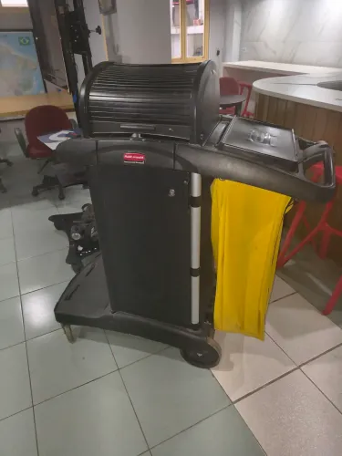 Carrinho de limpeza Rubbermaid e Varredor Manual