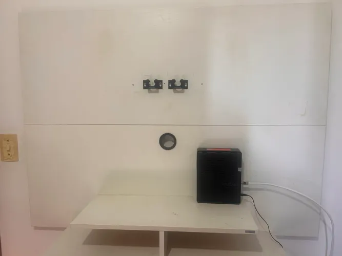 Painel para TV com prateleira
