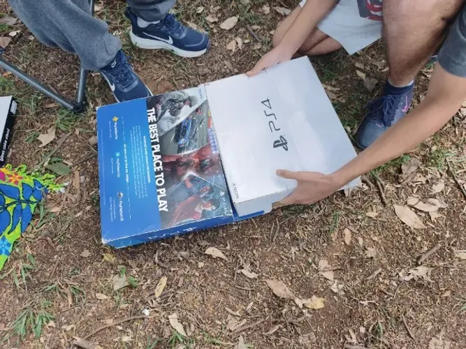 PlayStation 4 Slim 1TB + 3 controles + caixa original PS4 Slim 