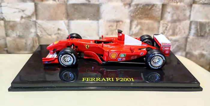 Miniatura Formula 1 Ferrari F2001 Michael Schumacher World Champion 2001
