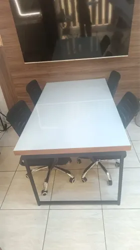 Mesa com 4 cadeiras 