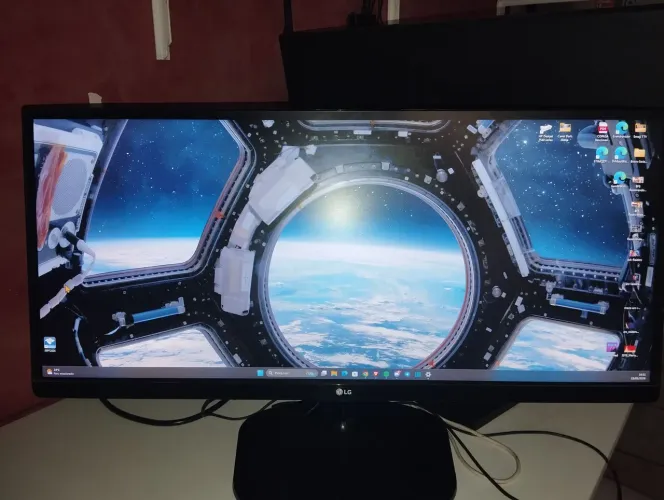 Monitor LG ultrawide 75hz.