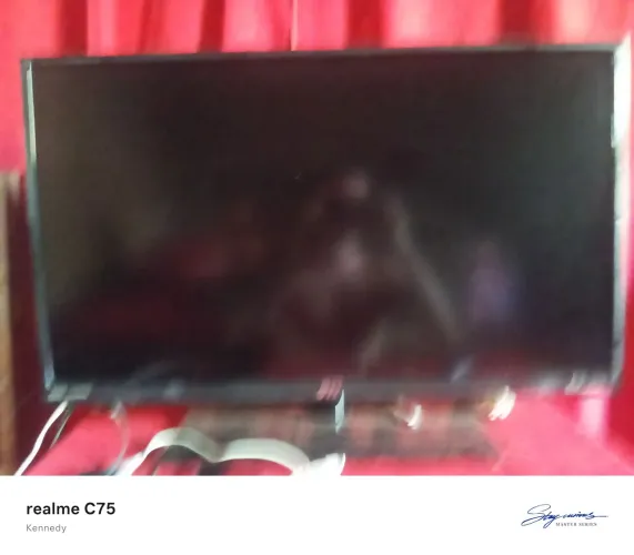 Tv sti com a tela quabrada tá retirada de peças