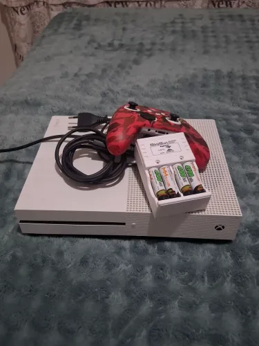 Xbox One S 1TB Completo + Controle Personalizado com Capa e Carregador de Pilhas