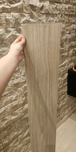 Piso vinílico alto colante fácil instalação