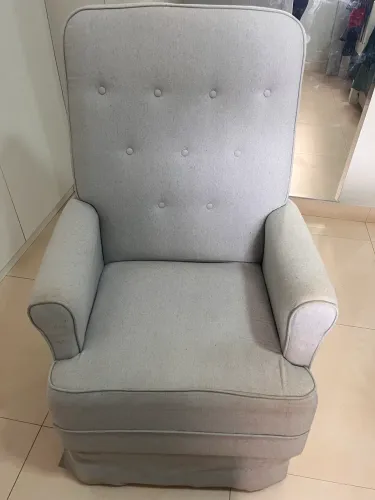 Poltrona de balanço de amamentação com puff