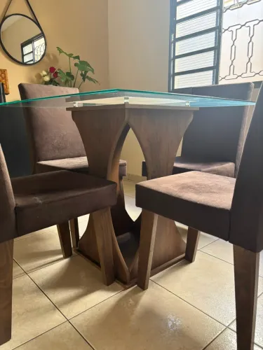 Mesa com tampo de vidro e 4 cadeiras estofadas