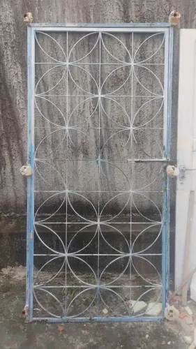 GRADE DE FERRO PARA PORTA - RESISTENTE E PRONTA PARA INSTALAÇÃO