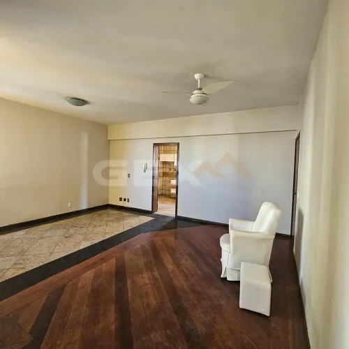 Apartamento à venda no Centro de Divinópolis, 3 quartos, 1 suíte e 1 vaga.