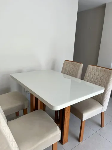 Mesa de Jantar Nova e Pouco Usada