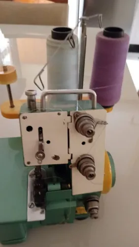 Vendo máquina de costura industrial overlok, funcionando perfeitamente. Valor 400 reais.