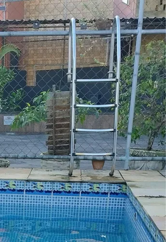 Escada de piscina em alumínio ,4 degraus 300 reais