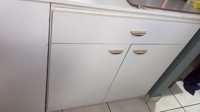 Bancada de cozinha com armário embutido