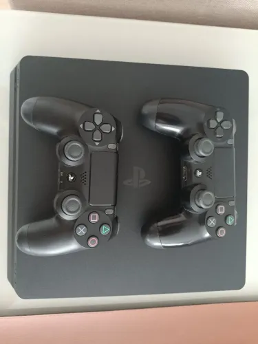 PS4 Slim 500GB + 2 Controles Originais + 8 Jogos Físicos