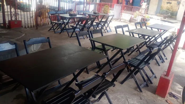 Messas e cadeiras ideal para bar ou restaurante