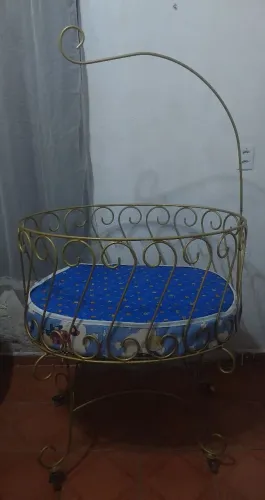 Berço Moisés de Ferro Arabesco com suporte para mosquiteiro e colchão