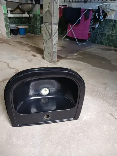 Lavatório de banheiro com coluna e torneira