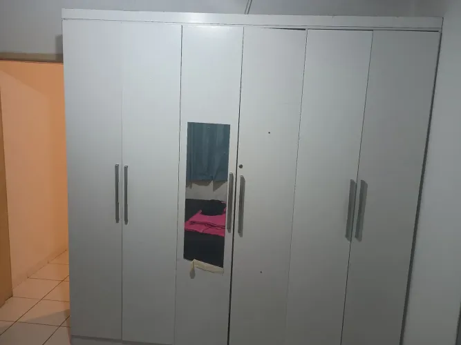 Guarda-roupa com 06 portas.