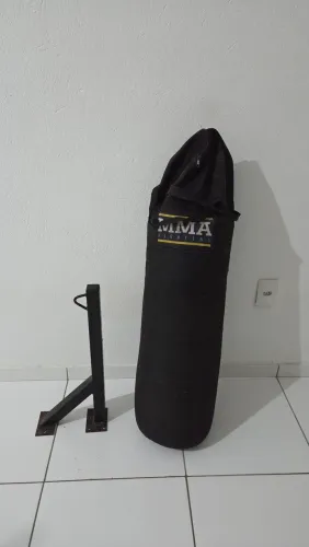 Kit saco de pancada cheio e suporte parede