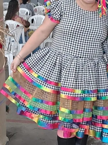Vestido junino - fitas coloridas