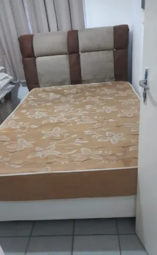 Vendo uma cama de casal,com a cabeceira, estufada,semi nova.co. a base