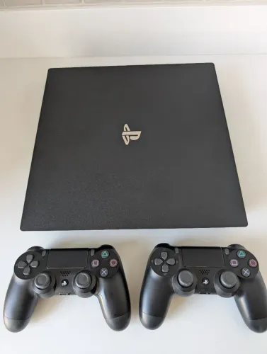 PlayStation 4 Pro 2TB Japonês - Modelo Silencioso CUH-7200C Original