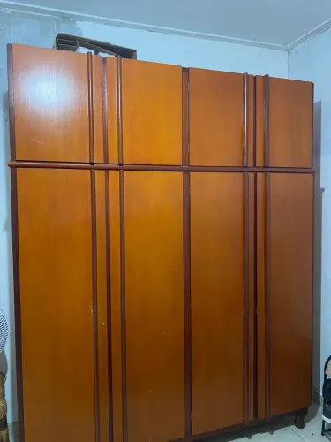 Guarda roupa em madeira