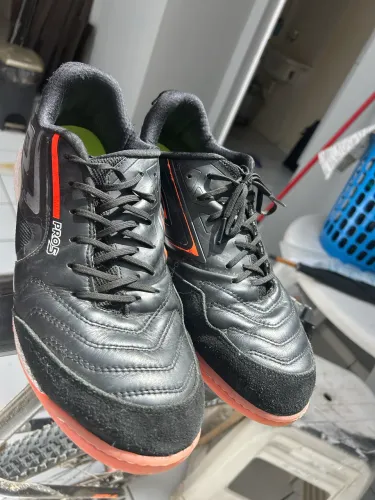 Chuteira salão umbro pro bump excelente estado