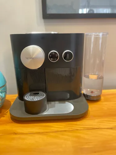 Cafeteira Nespresso Expert preta 220V