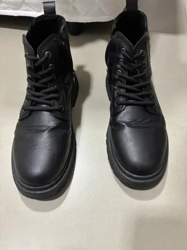 Bota de Couro Preta Versátil 