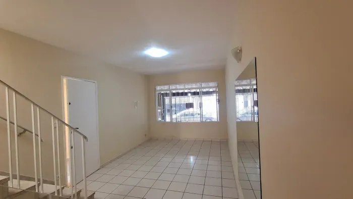 Sobrado de 100 m² com 2 quartos e 2 vagas