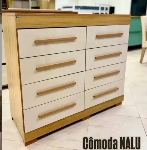 Nalu de 8 gavetas da apresenta uma estrutura em MDF com acabamento em tons de cinamomo
