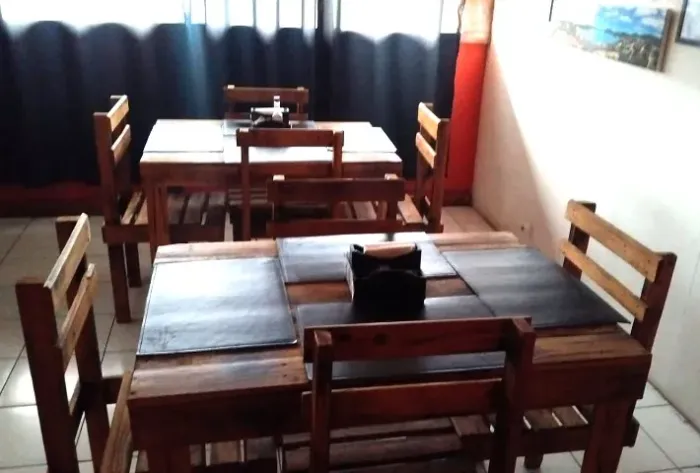 Mesa em Madeira Pinus de 4 e 2 lugares