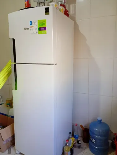 Vende-se geladeira com dois meses de uso 